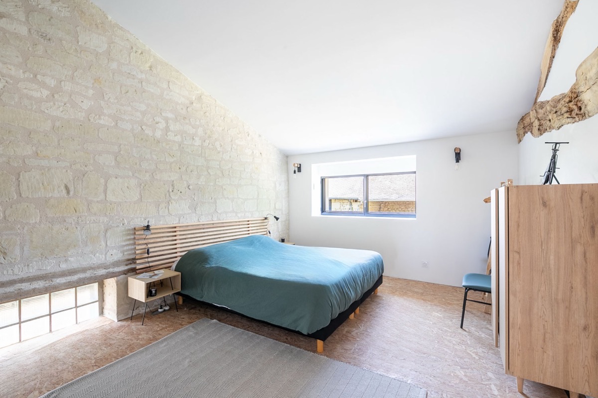 Chambre double avec mur en pierre et poutre apparente — THE HUBSTAY Countryside