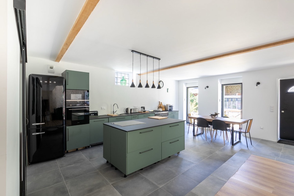 Cuisine équipée SMEG avec îlot central — THE HUBSTAY Countryside