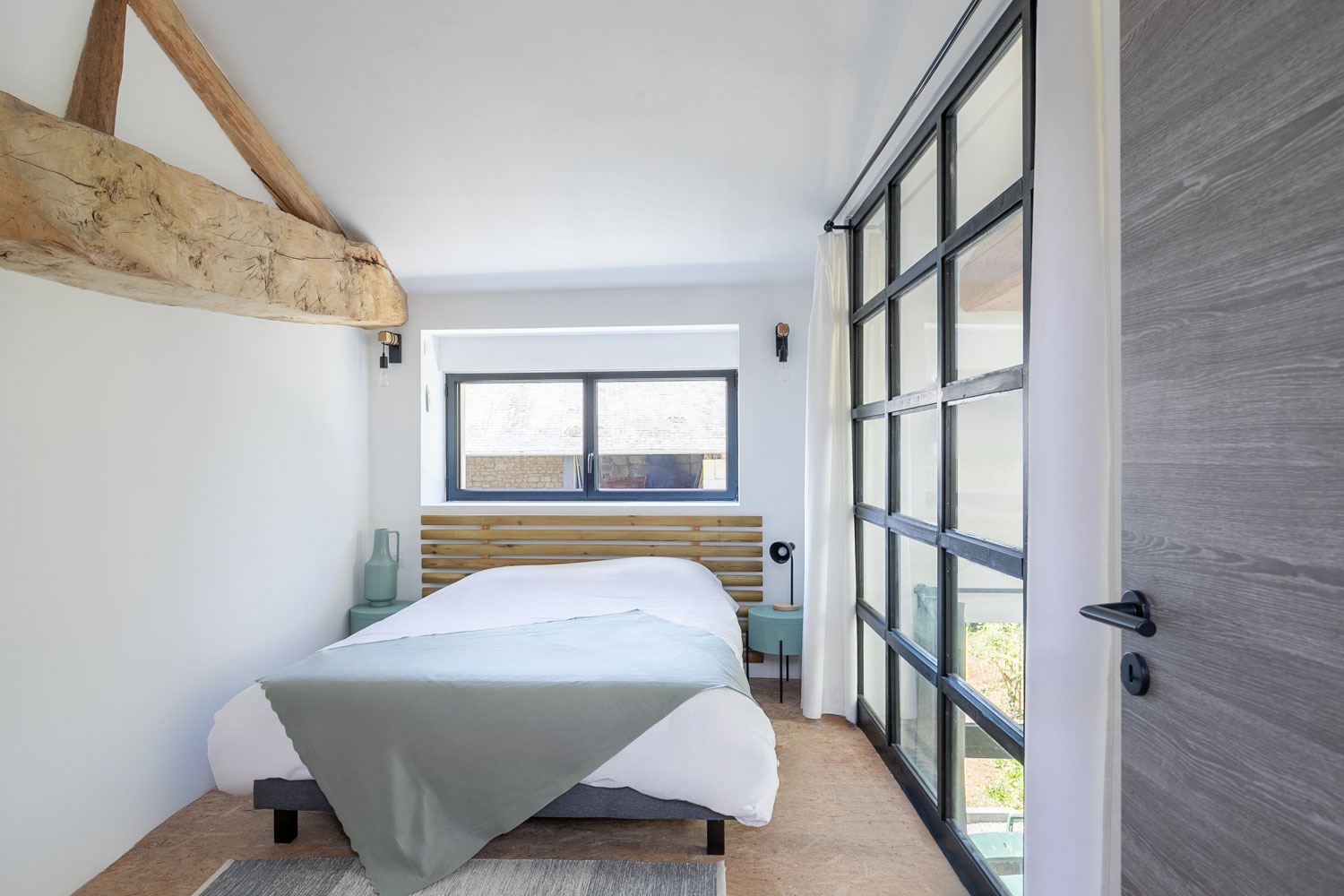 Seconde chambre sous poutre avec verrière intérieure