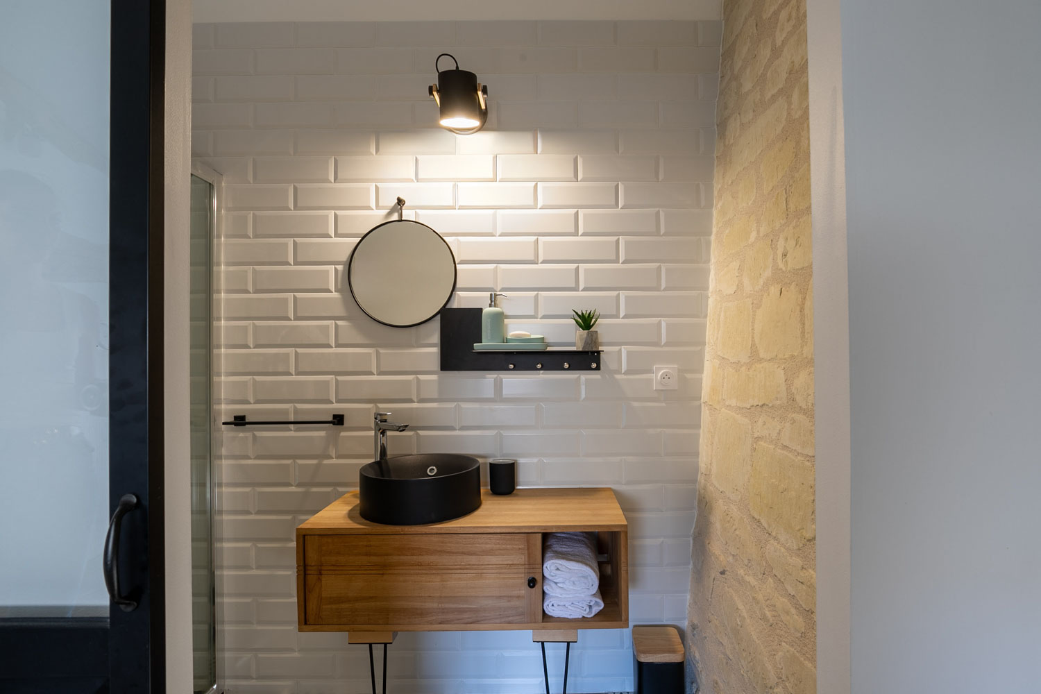 Seconde salle de bain en brique blanche avec vasque noire