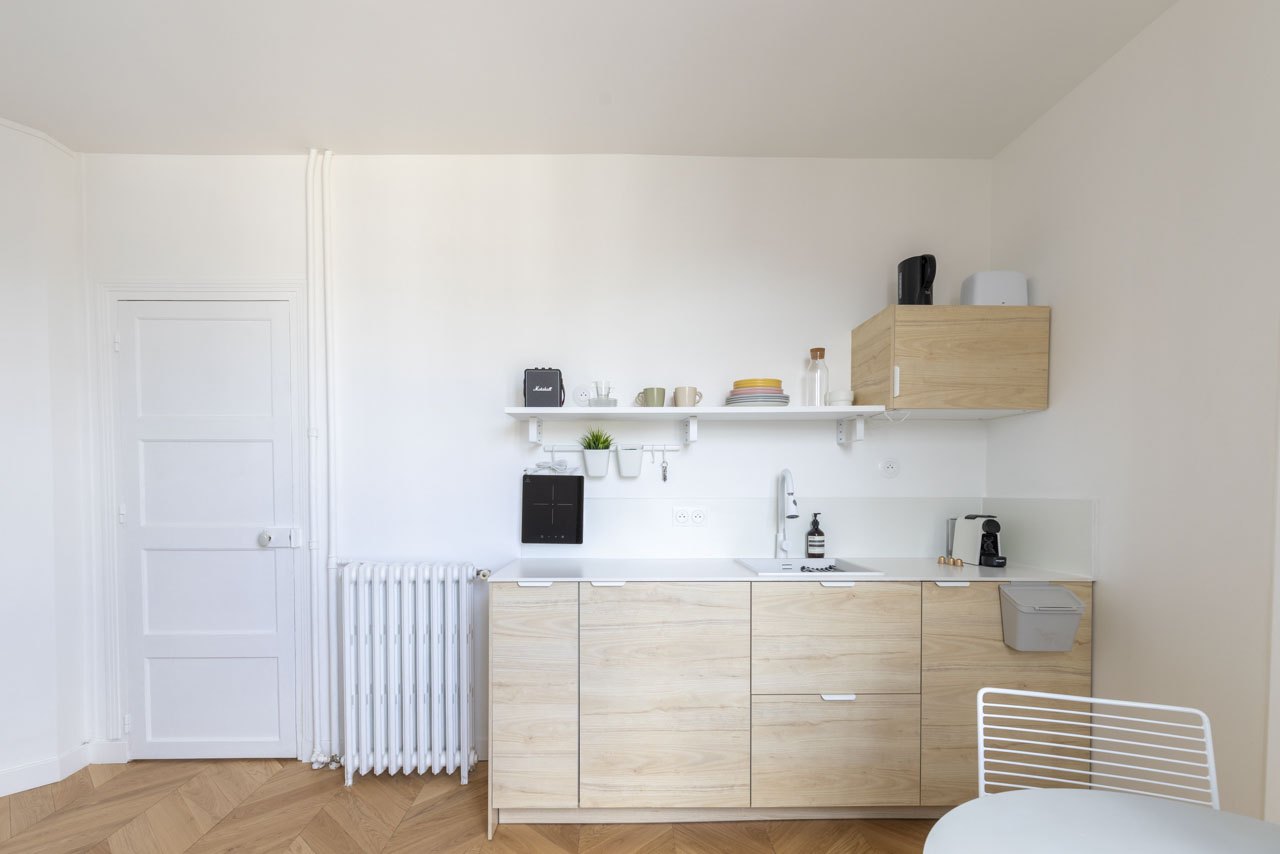 Cuisine en bois clair entièrement équipée