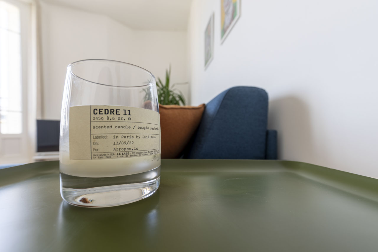 Détail d'ambiance : bougie parfumée posée sur la table du séjour