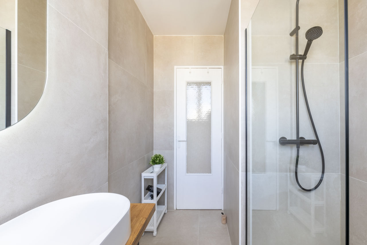 Douche à l'italienne avec paroi vitrée et robinetterie noire